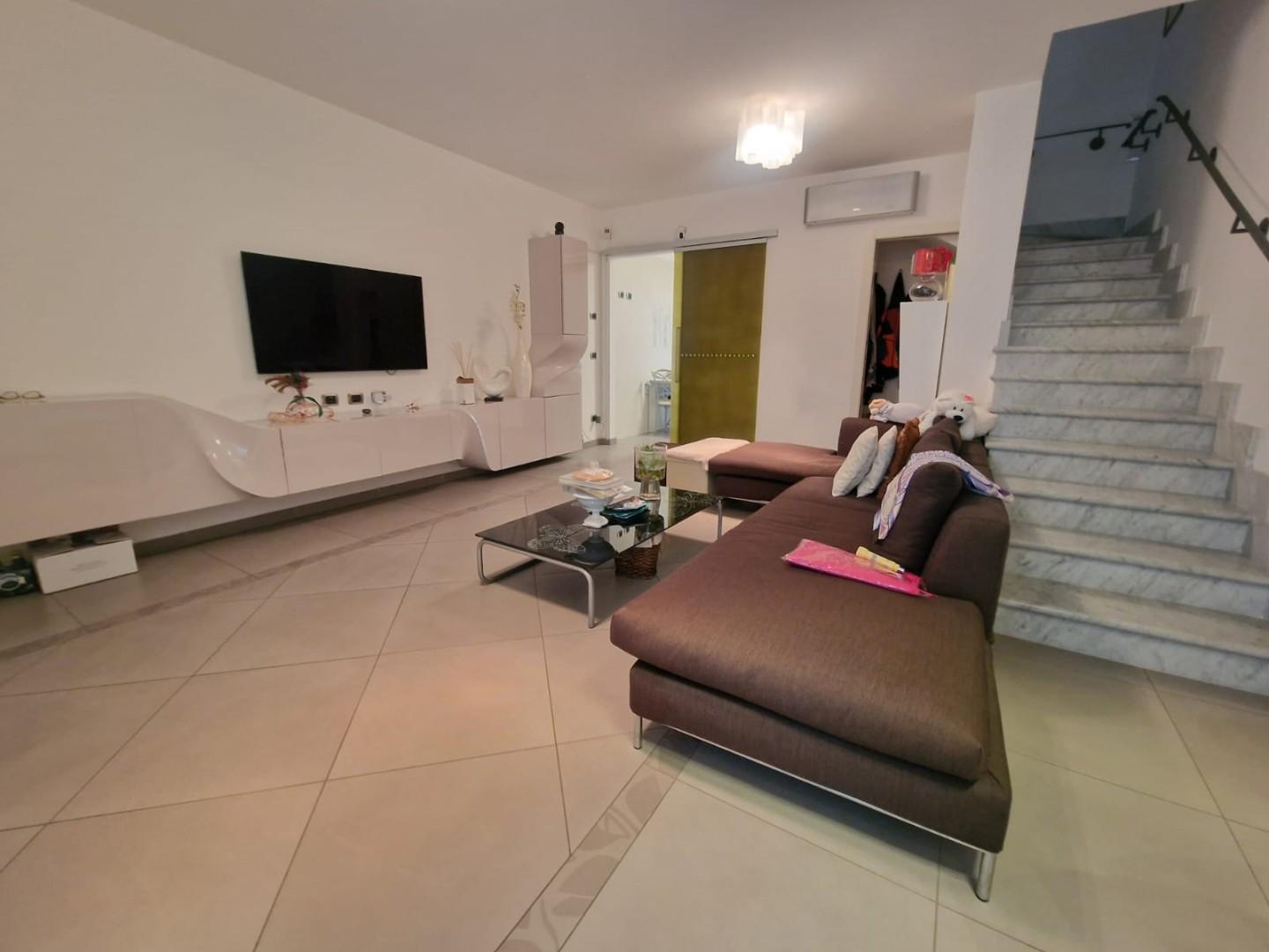 Villa con giardino, Carrara marasio