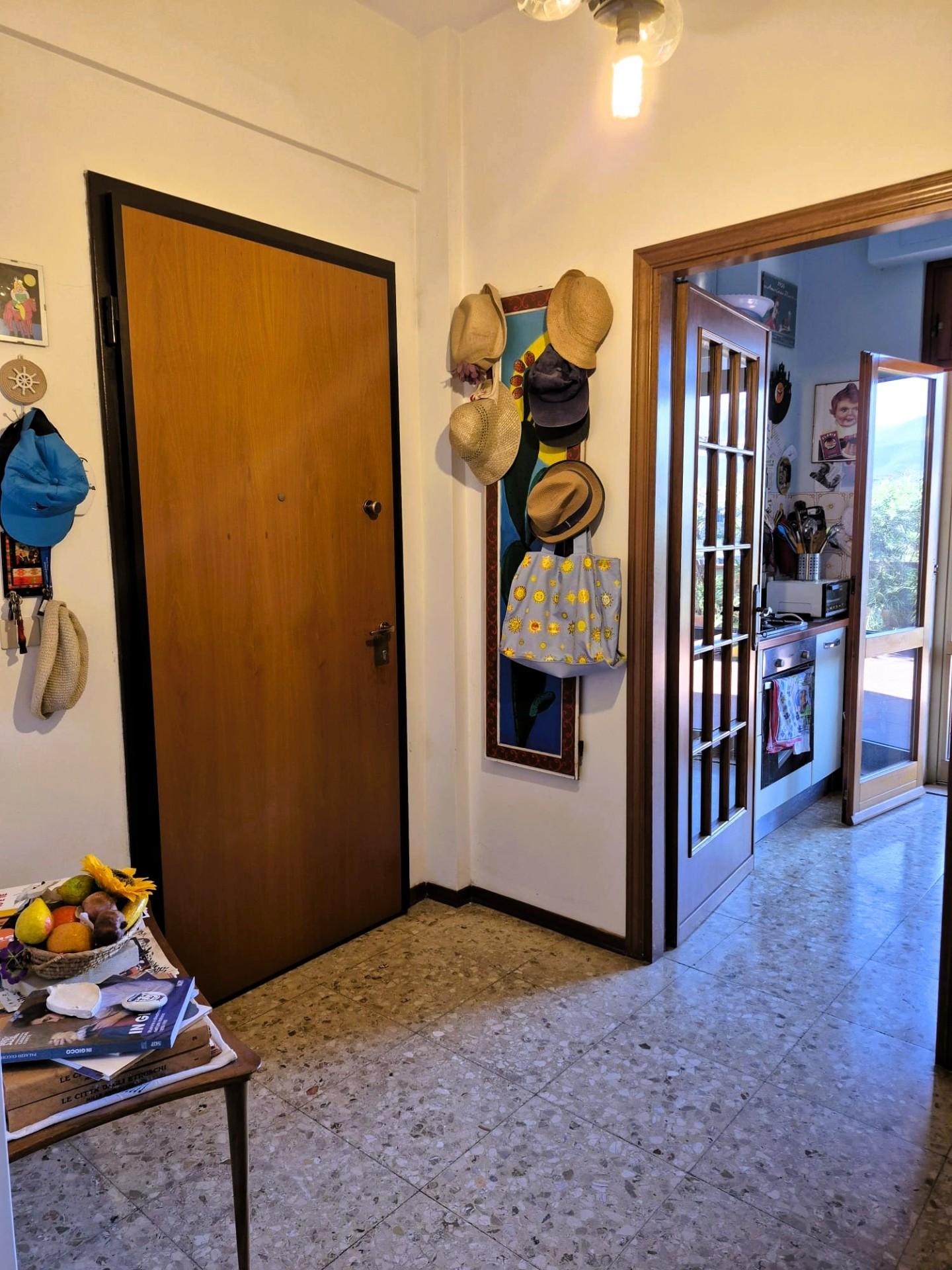 Attico con terrazzo, Carrara marina di