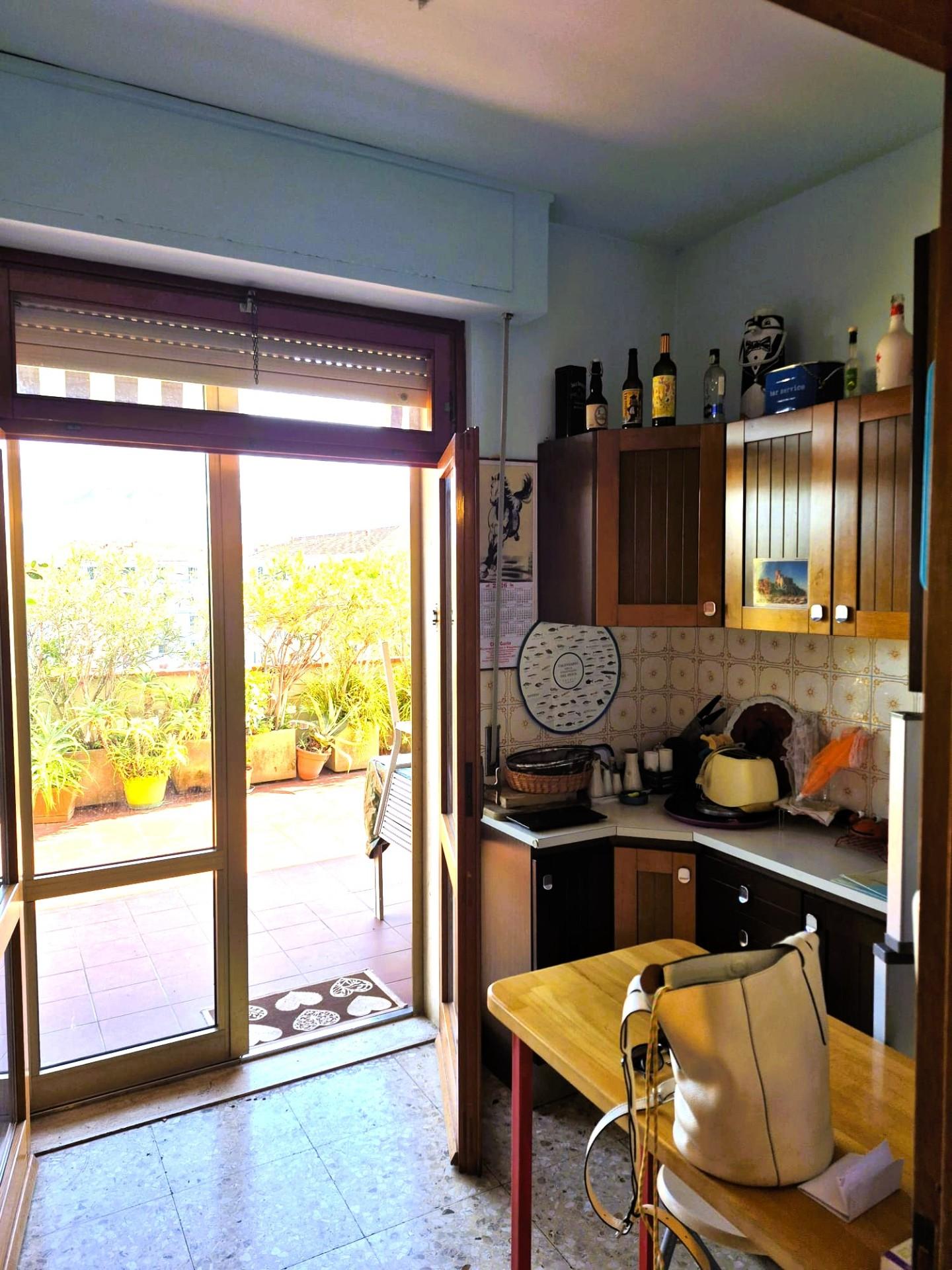 Attico con terrazzo, Carrara marina di