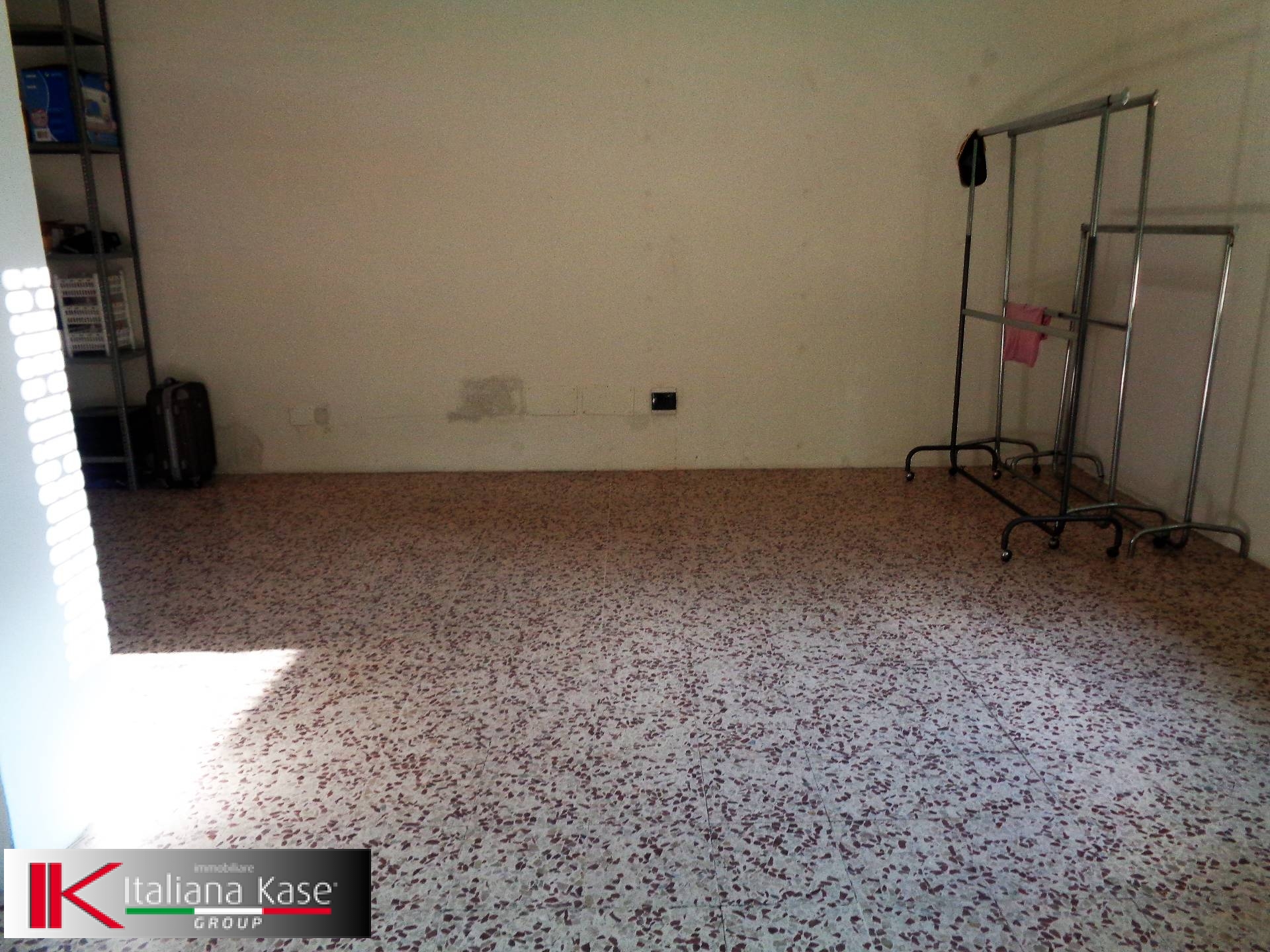 Locale commerciale in vendita a Brandizzo