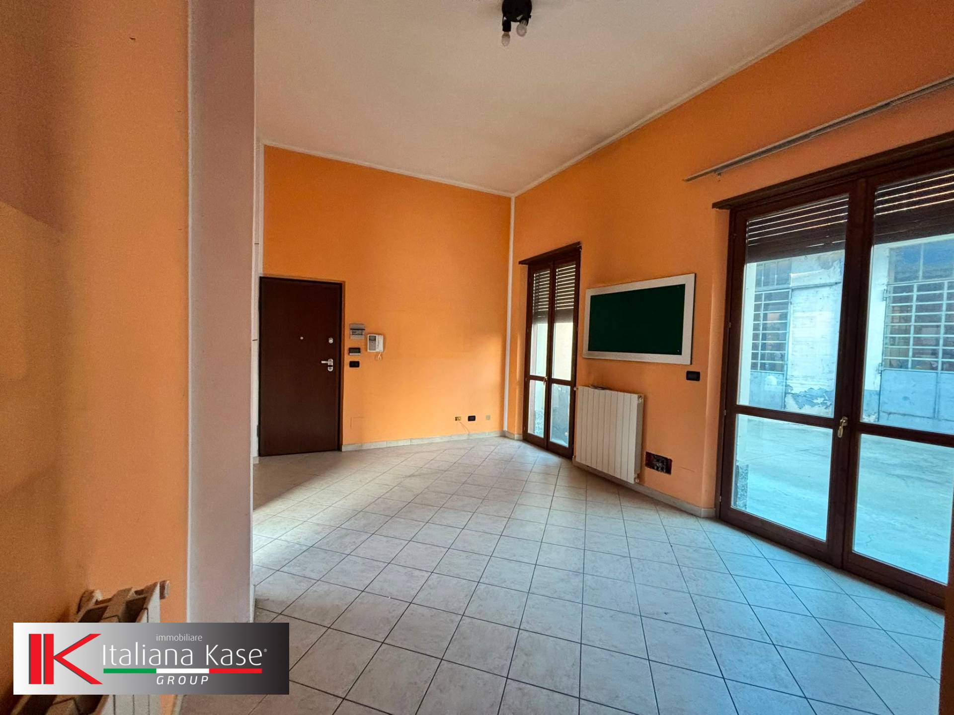 Locale commerciale in vendita a Brandizzo