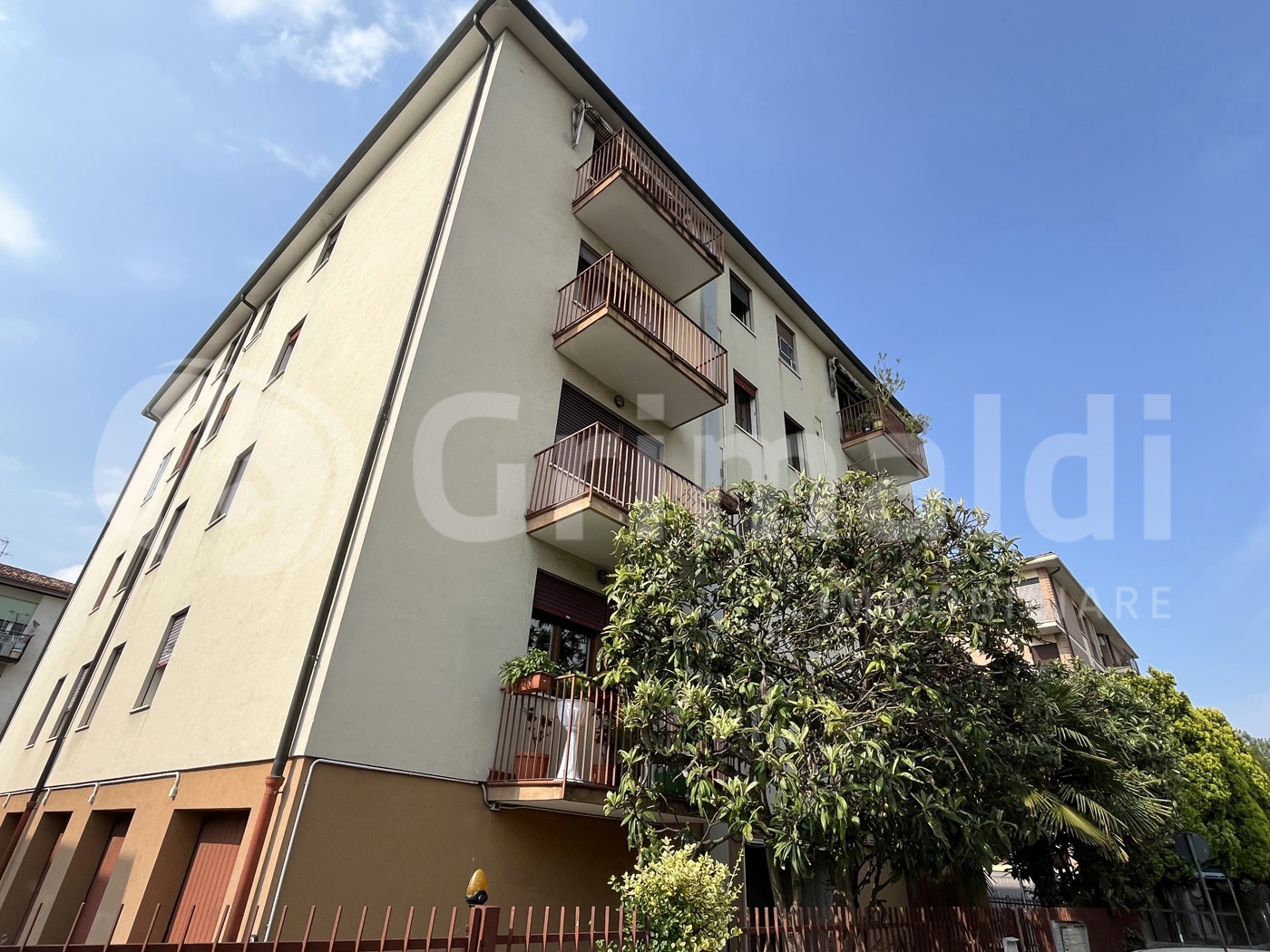 Quadrilocale con box a Padova