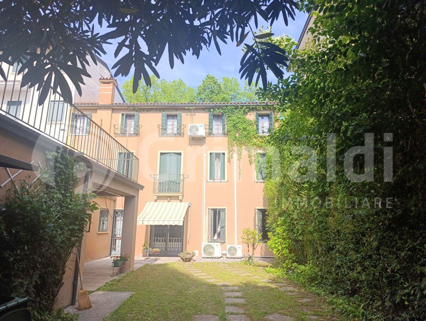 Villa Bifamiliare con giardino a Padova