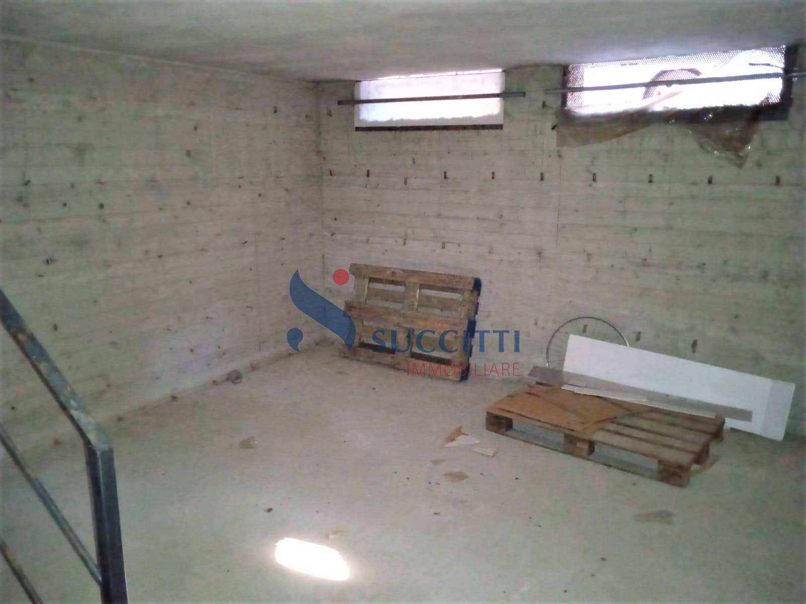 Locale commerciale in vendita a Tortoreto, Tortoreto Lido