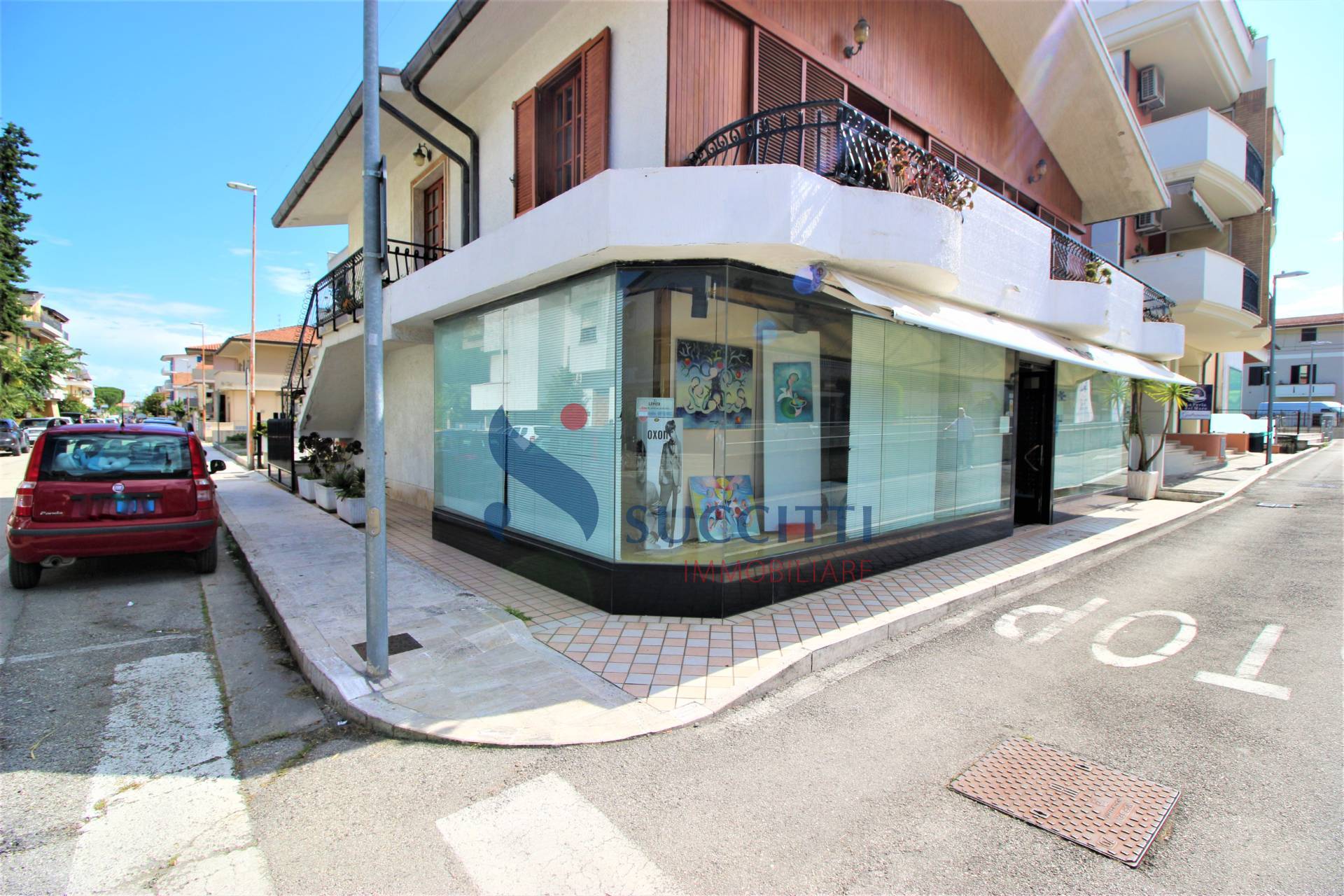 Locale commerciale in vendita a Tortoreto, Zona Mare