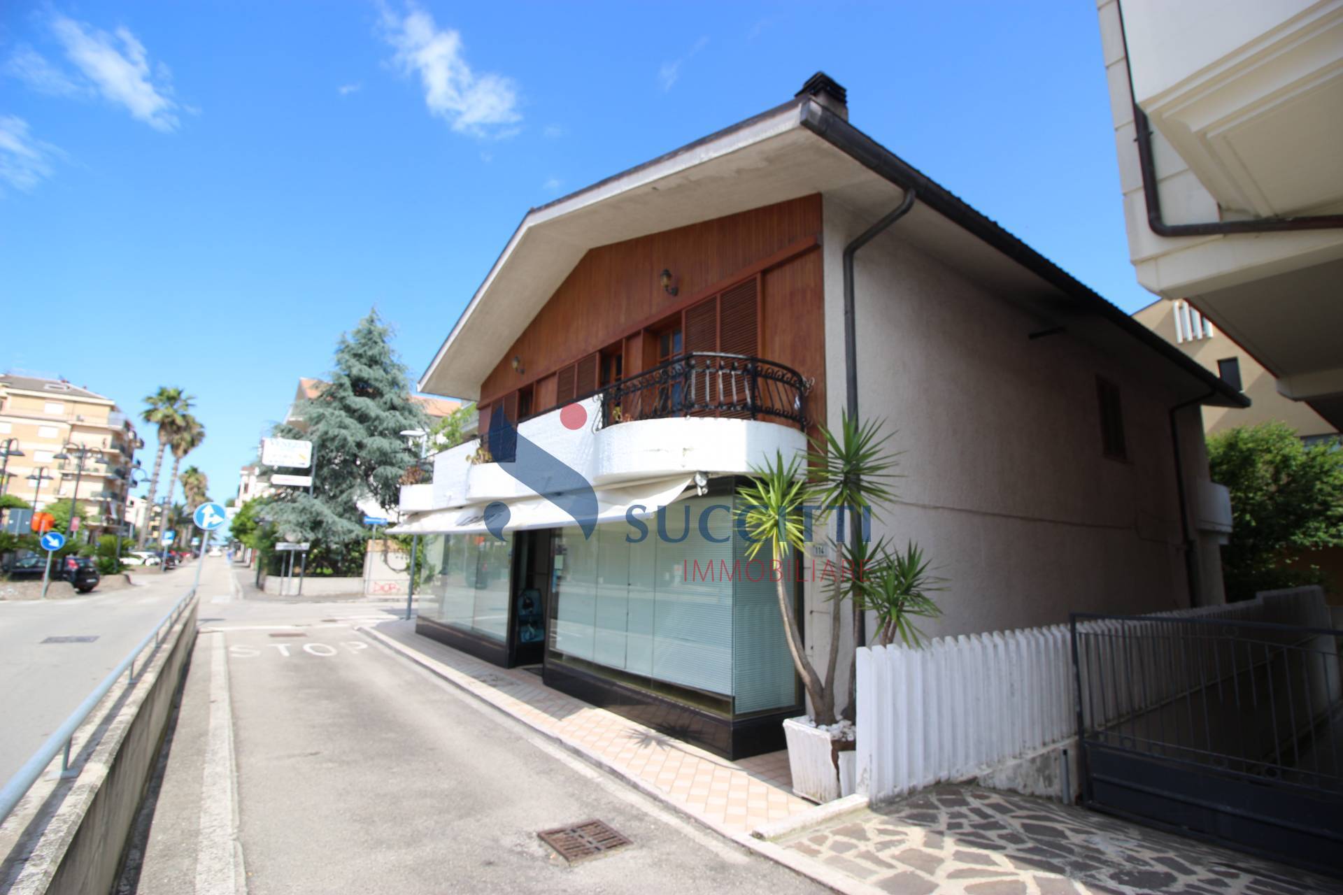 Locale commerciale in vendita a Tortoreto, Zona Mare