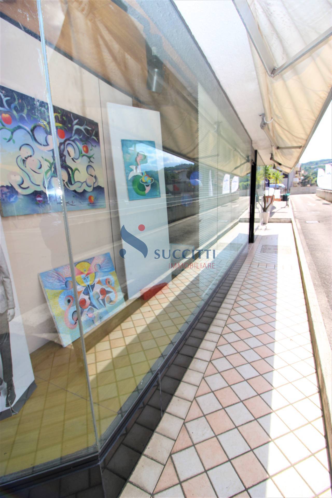 Locale commerciale in vendita a Tortoreto, Zona Mare