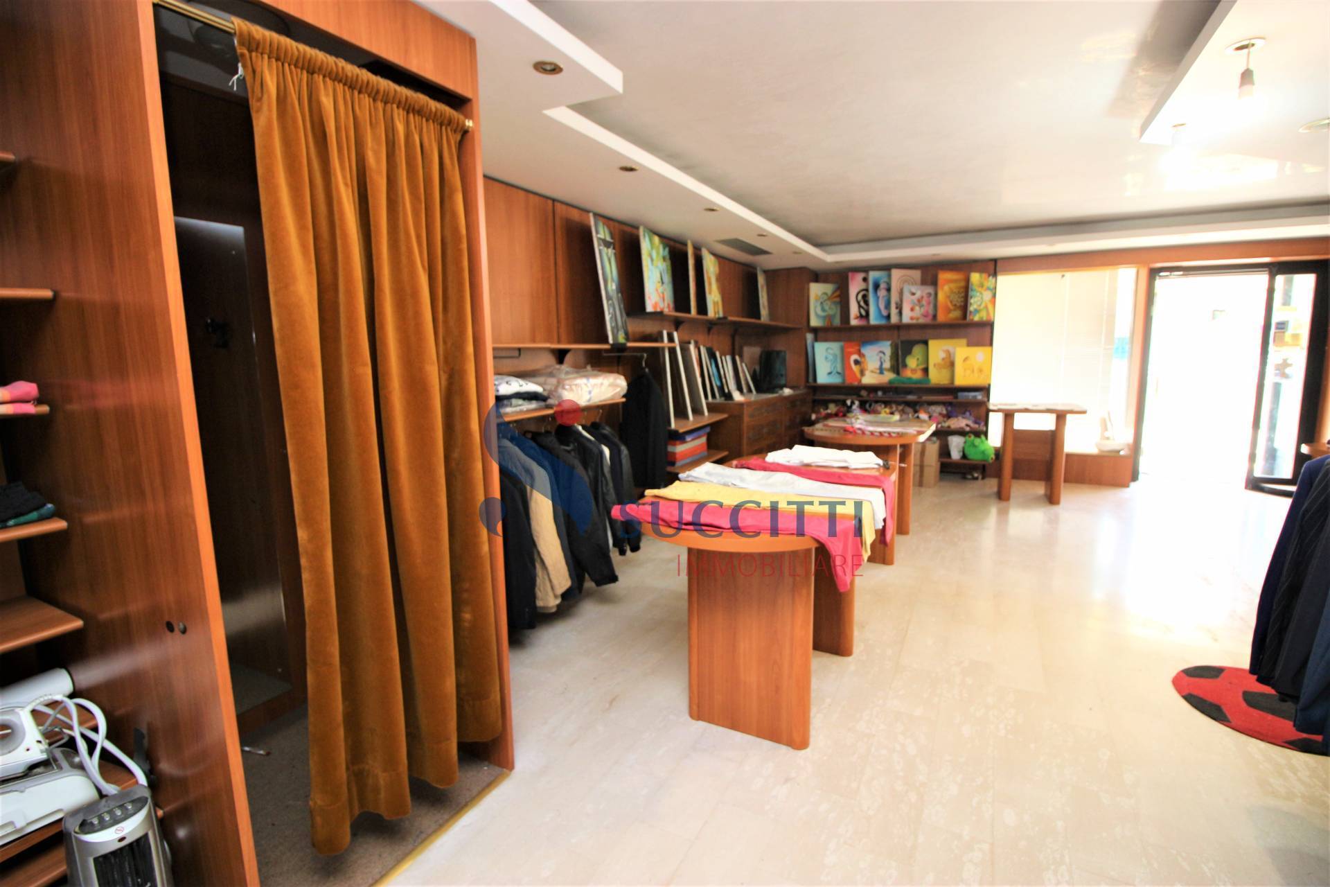 Locale commerciale in vendita a Tortoreto, Zona Mare