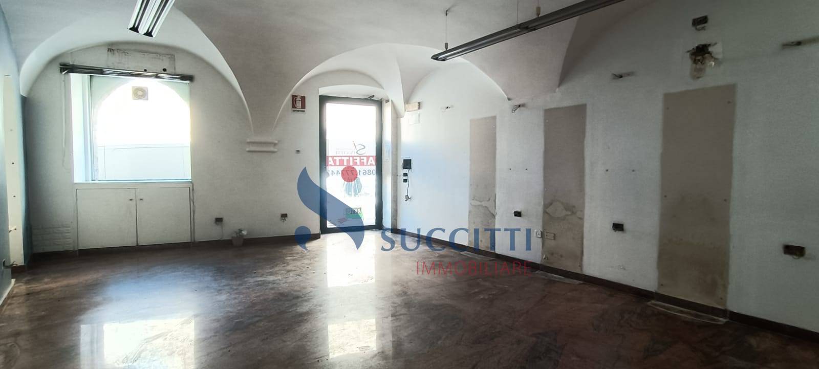 Locale commerciale in affitto a Teramo, Centro