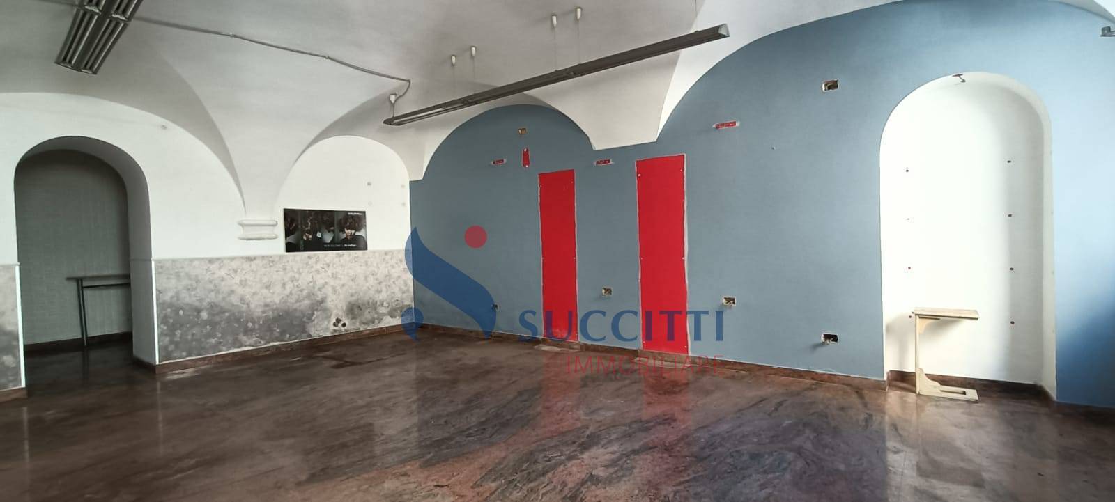 Locale commerciale in affitto a Teramo, Centro