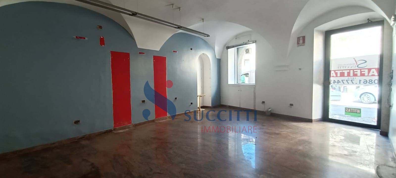 Locale commerciale in affitto a Teramo, Centro