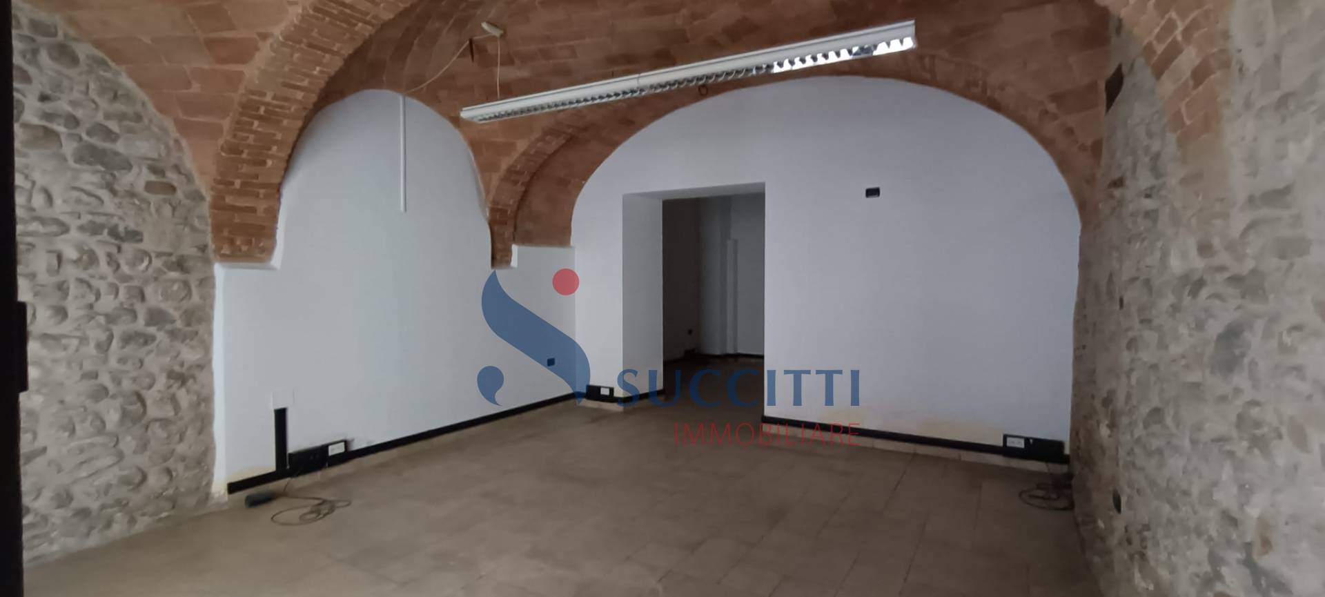 Locale commerciale in affitto a Teramo, Centro