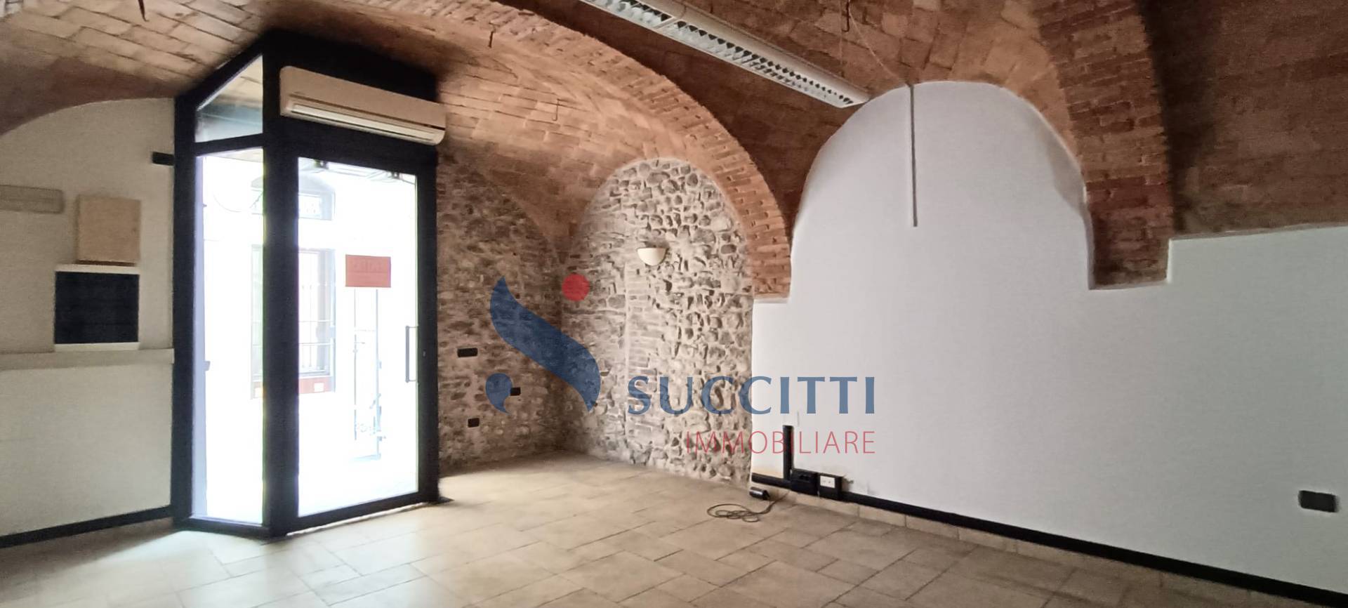 Locale commerciale in affitto a Teramo, Centro