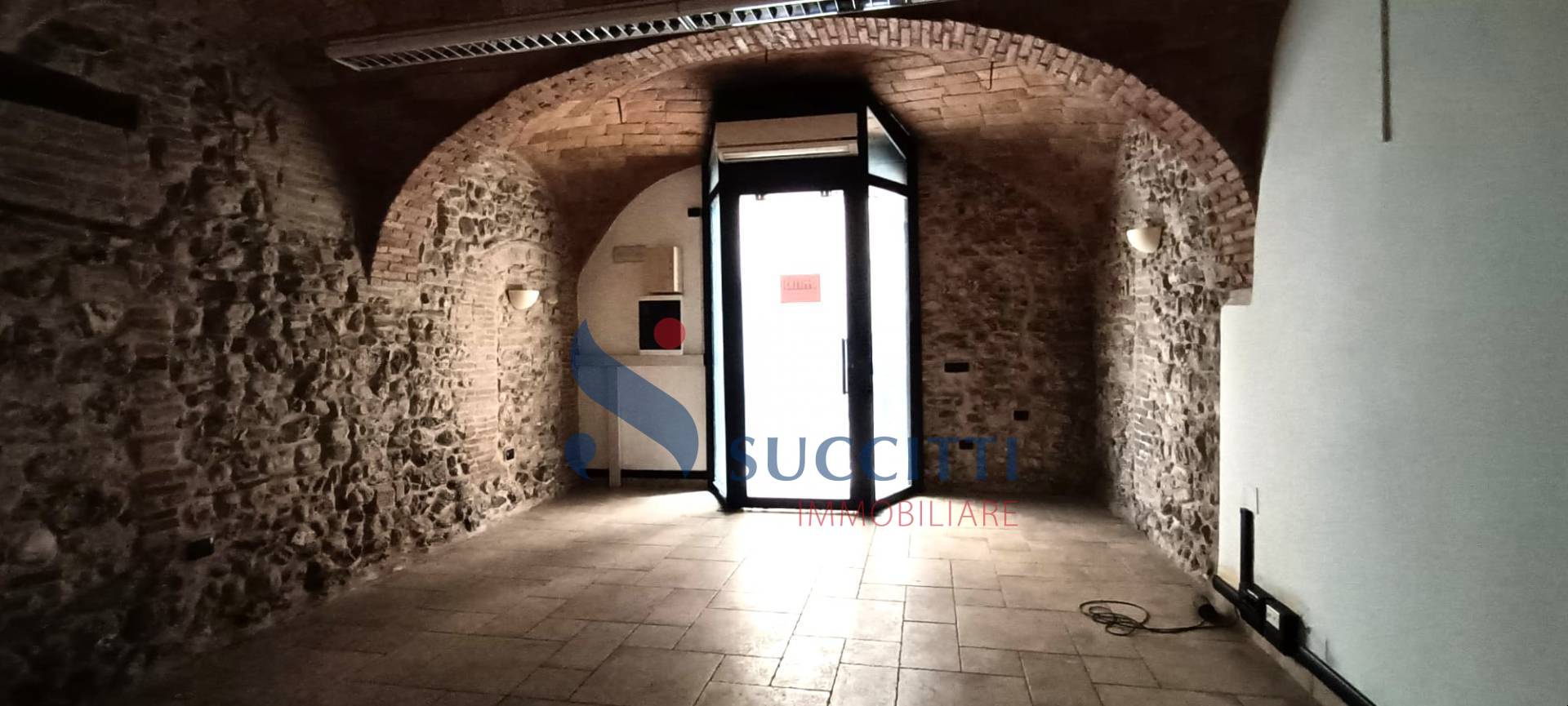 Locale commerciale in affitto a Teramo, Centro