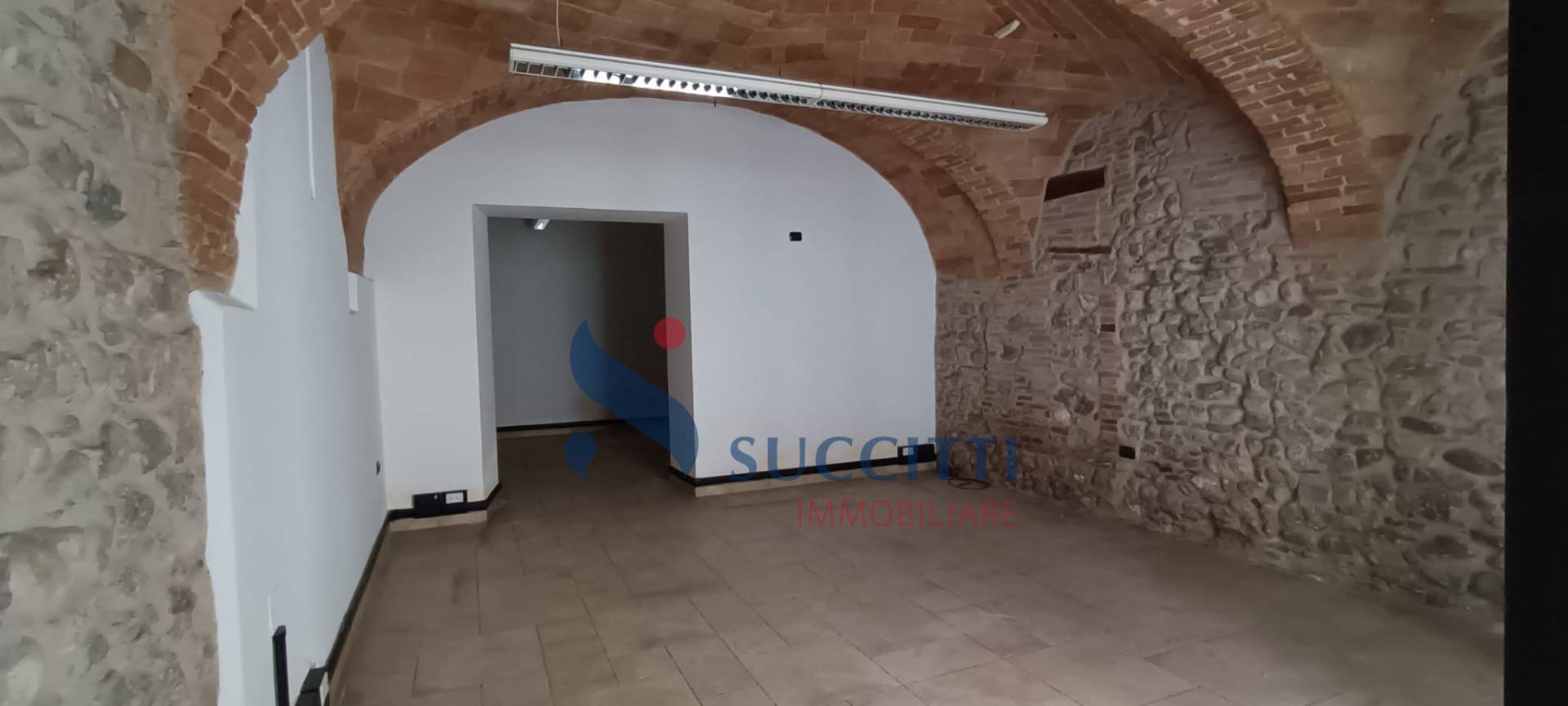 Locale commerciale in vendita a Teramo, Centro