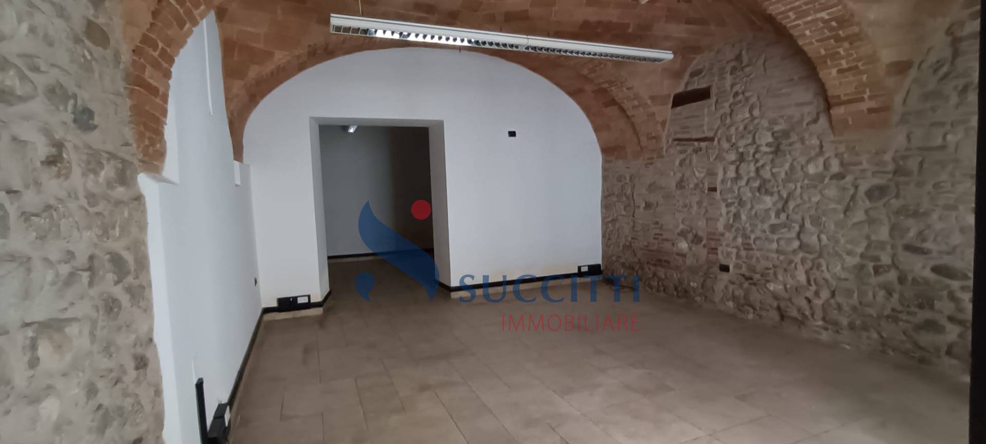 Locale commerciale in vendita a Teramo, Centro