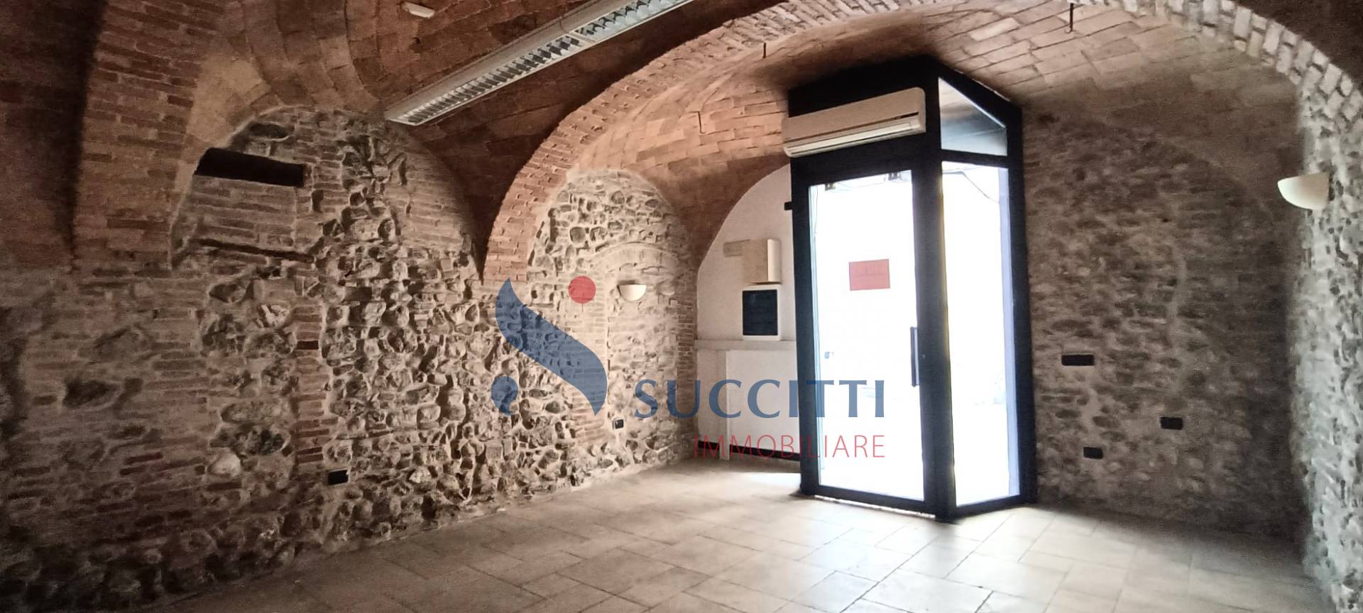 Locale commerciale in vendita a Teramo, Centro