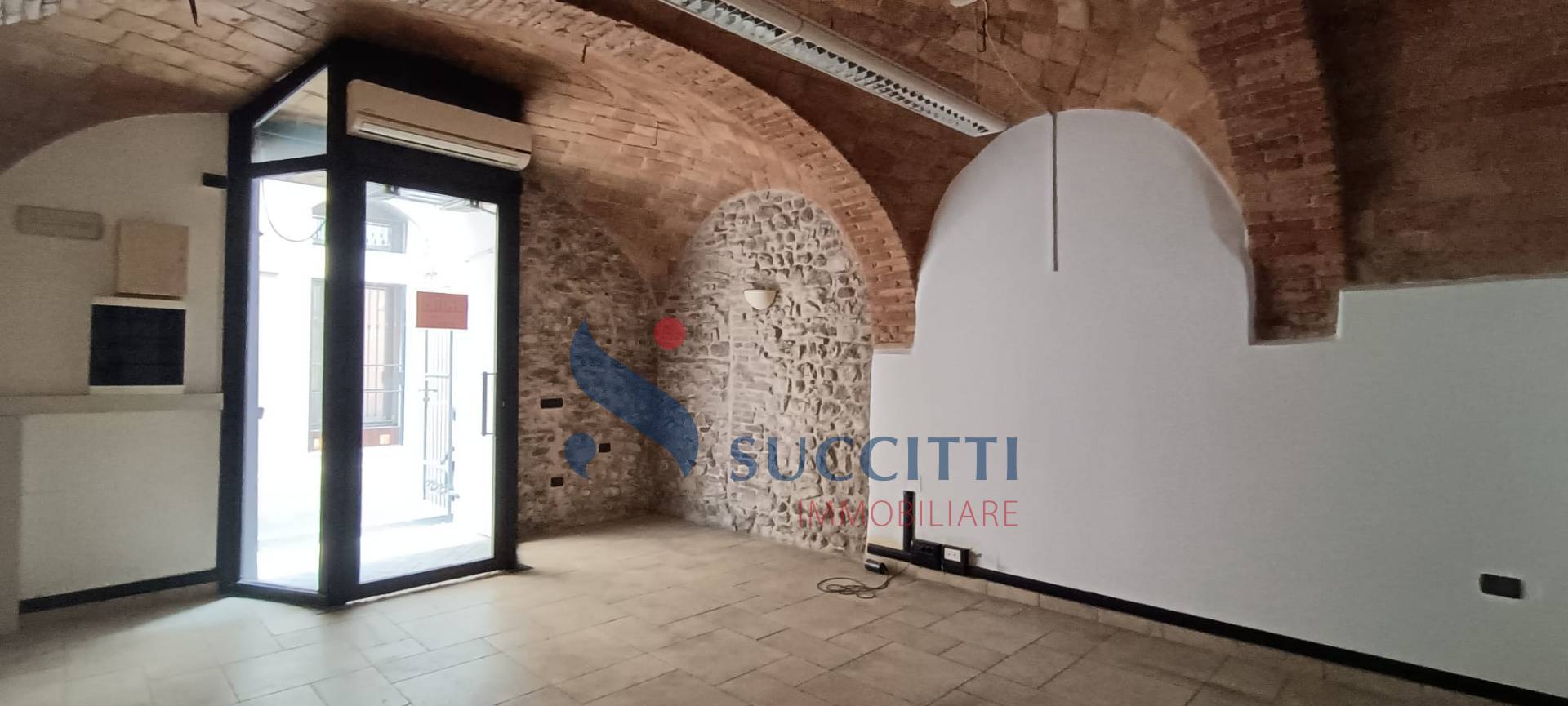 Locale commerciale in vendita a Teramo, Centro