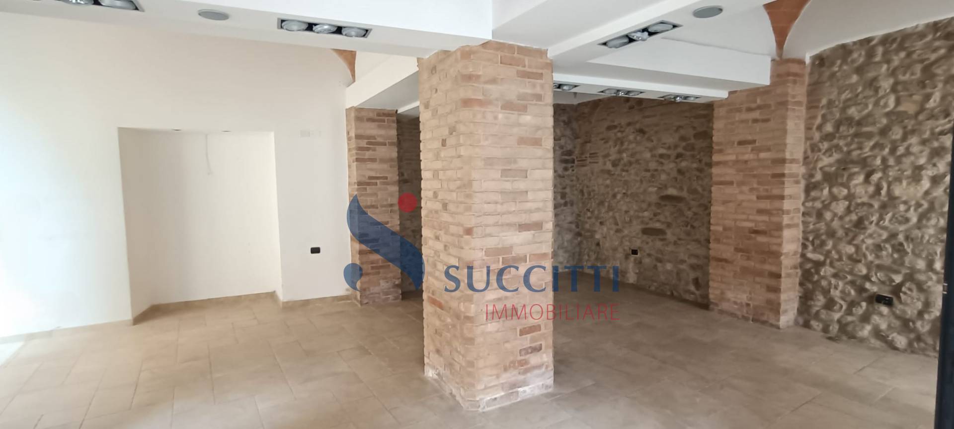 Locale commerciale in affitto a Teramo, Centro