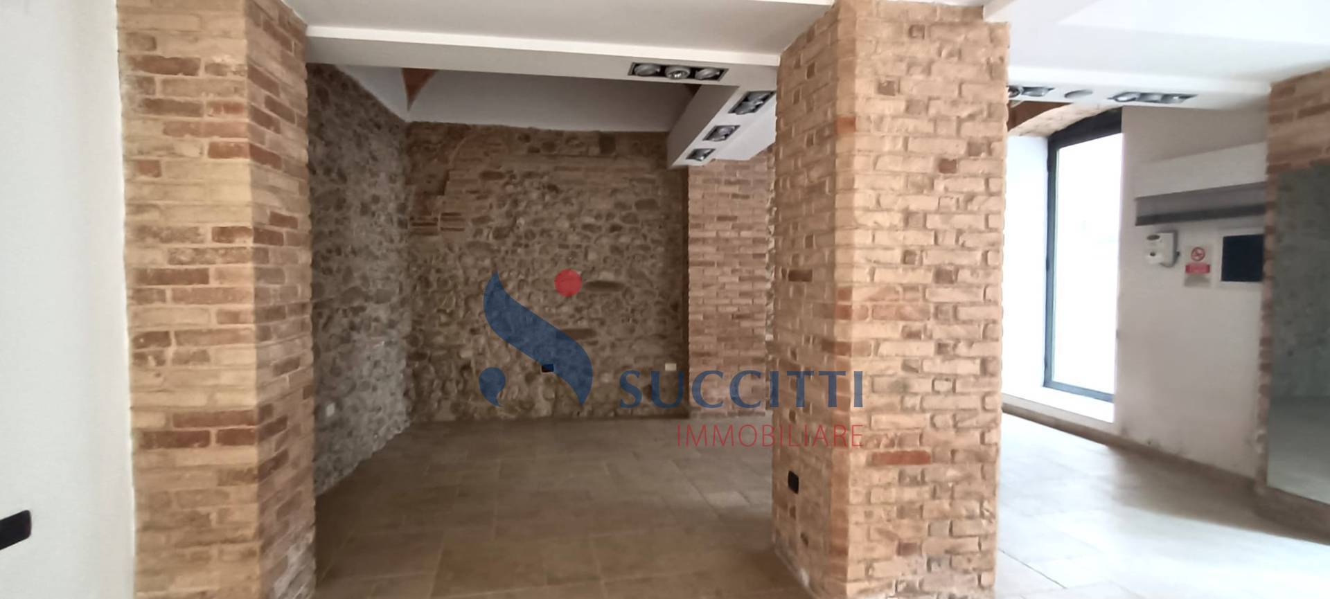 Locale commerciale in affitto a Teramo, Centro