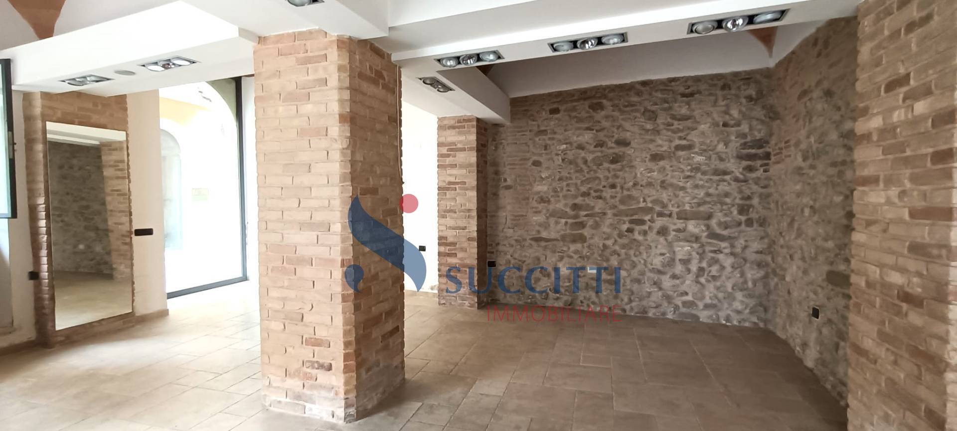 Locale commerciale in affitto a Teramo, Centro