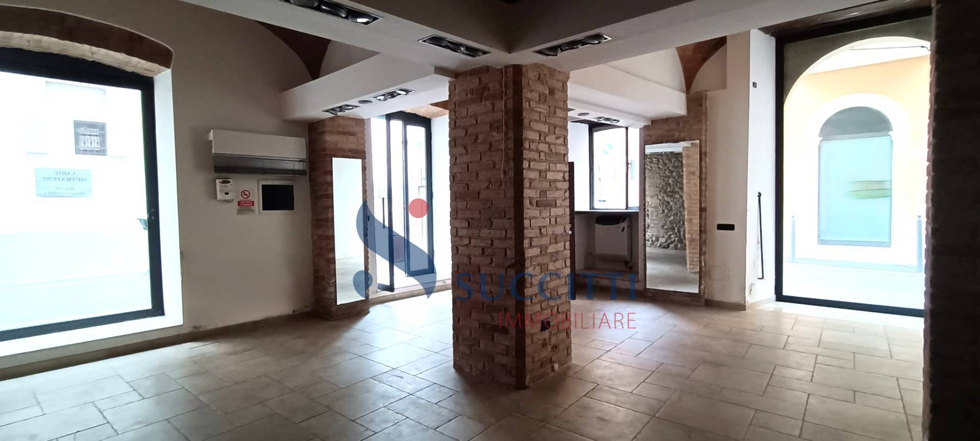 Locale commerciale in affitto a Teramo, Centro