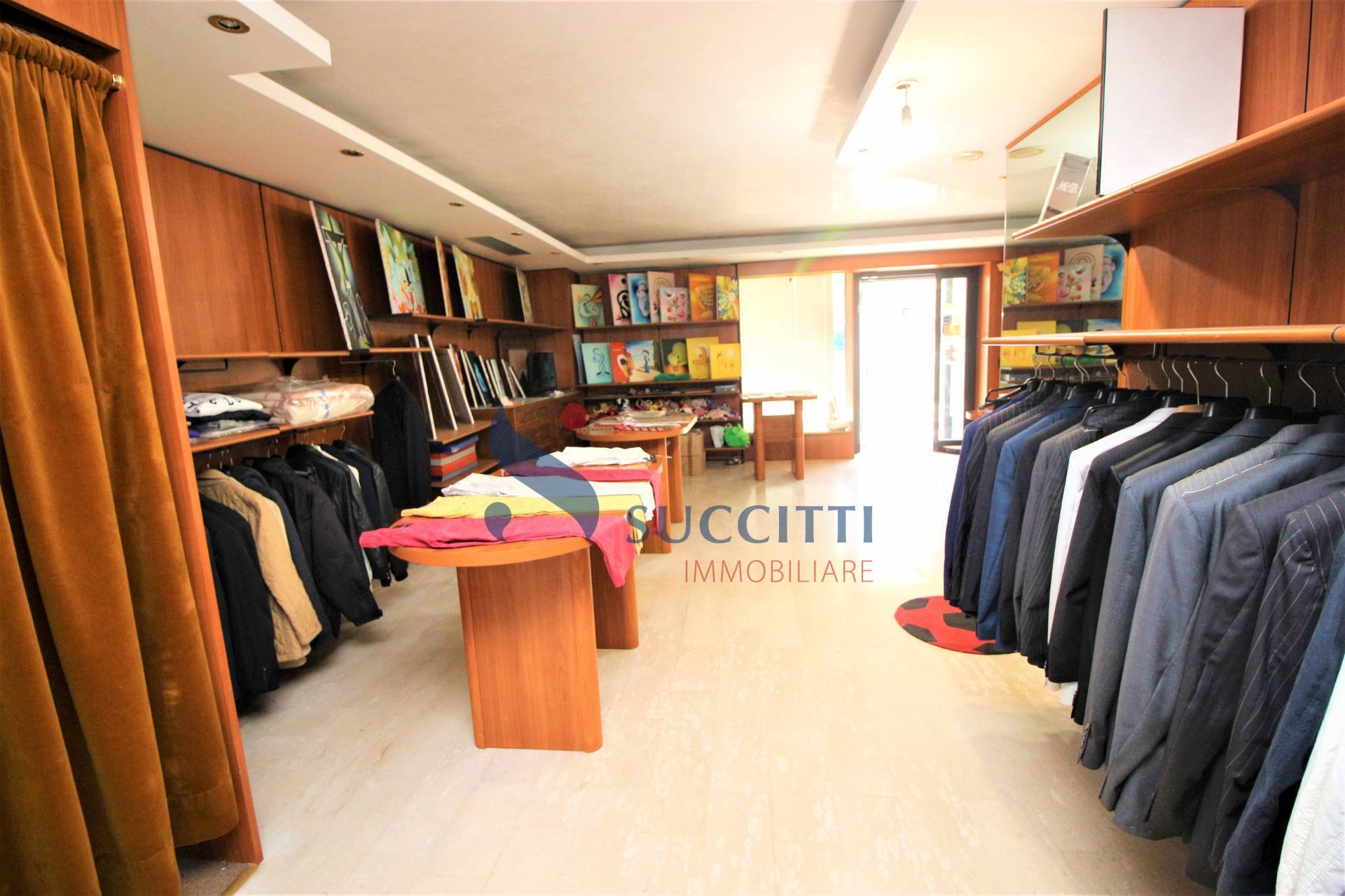 Locale commerciale in vendita a Tortoreto, Zona Mare