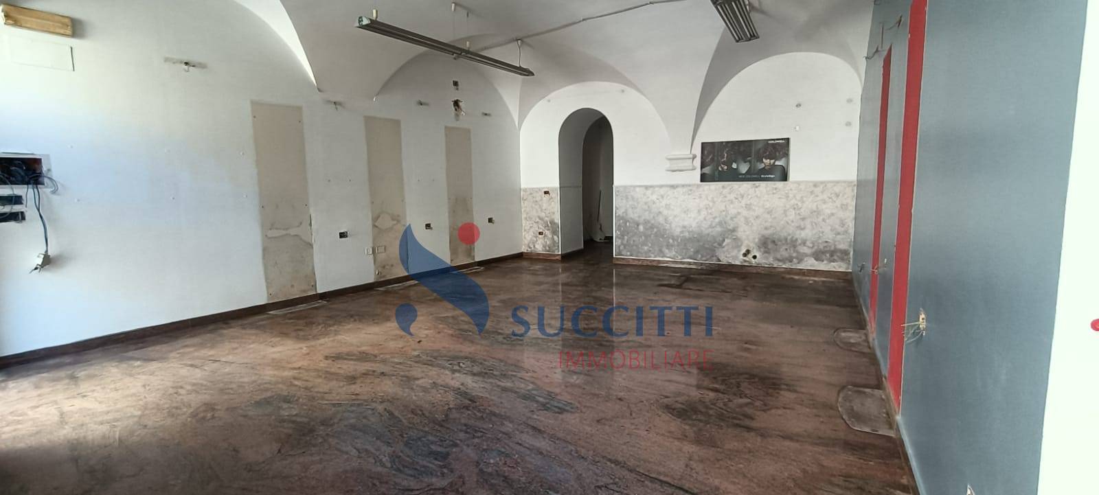 Locale commerciale in affitto a Teramo, Centro