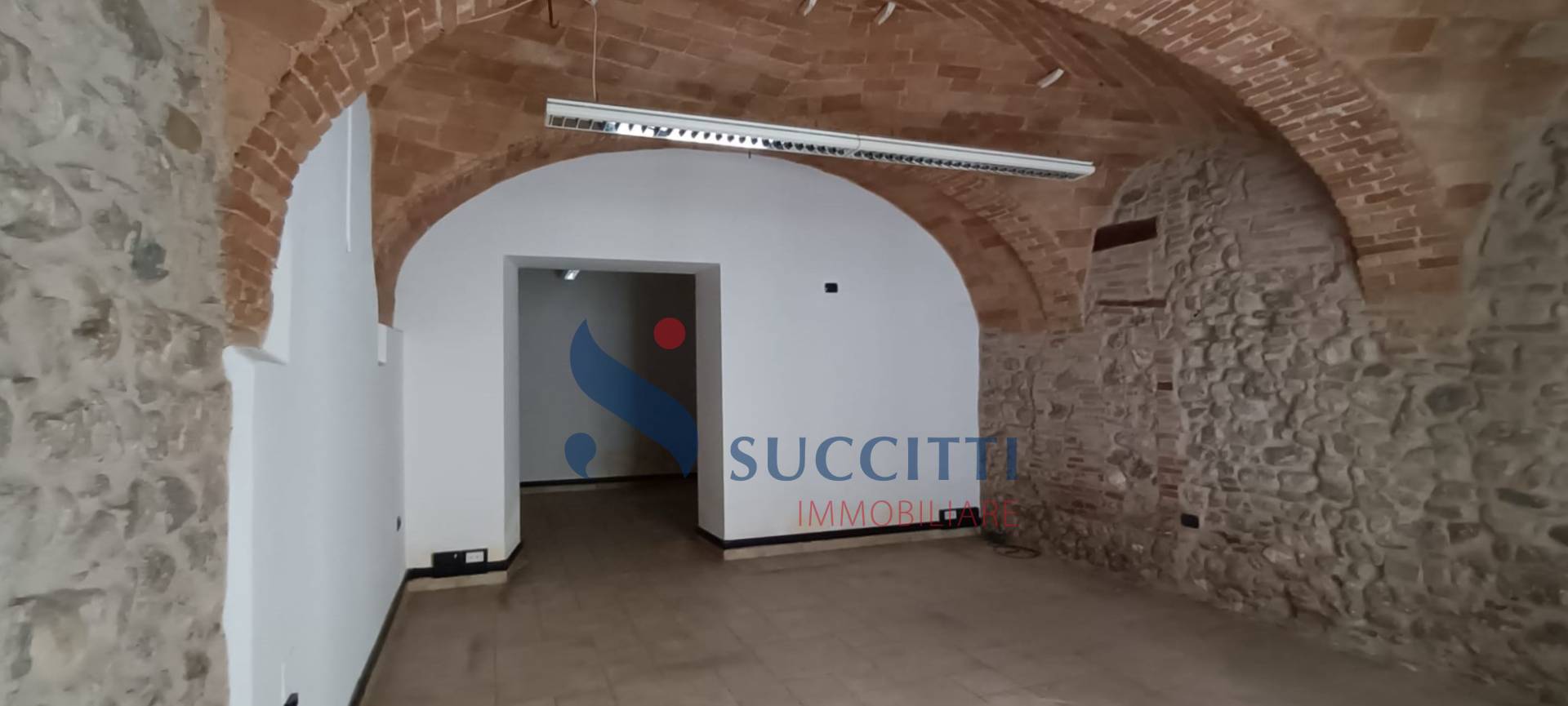 Locale commerciale in affitto a Teramo, Centro