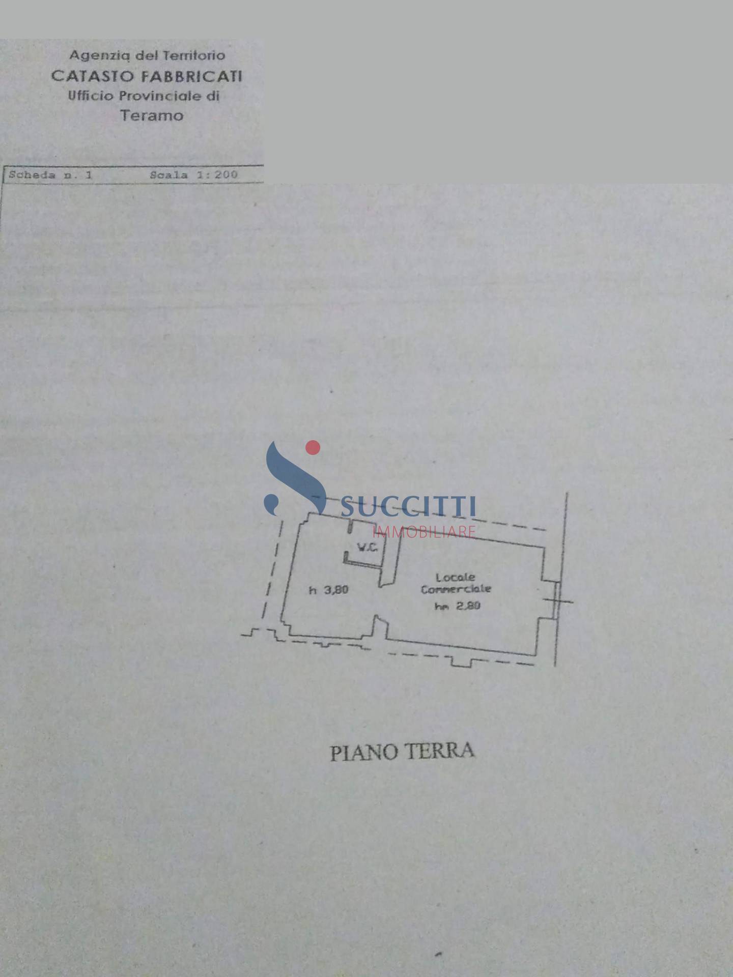 Locale commerciale in affitto a Teramo, Centro