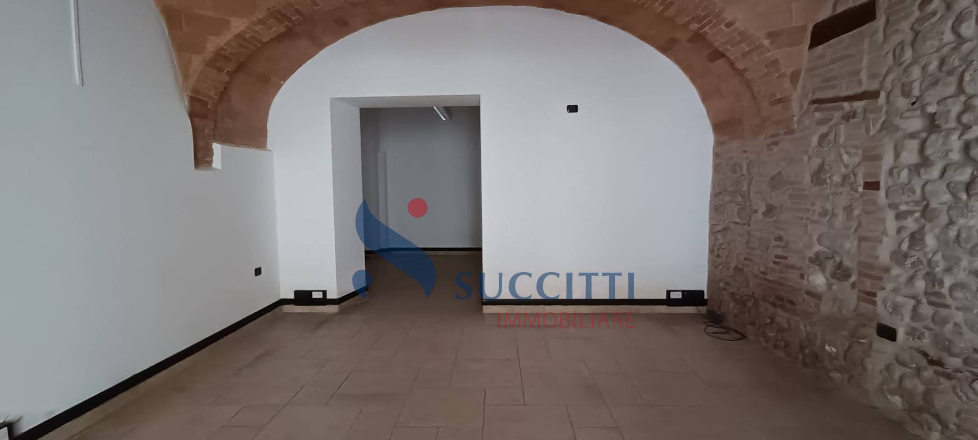 Locale commerciale in vendita a Teramo, Centro