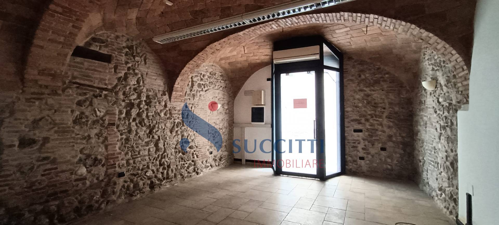 Locale commerciale in vendita a Teramo, Centro