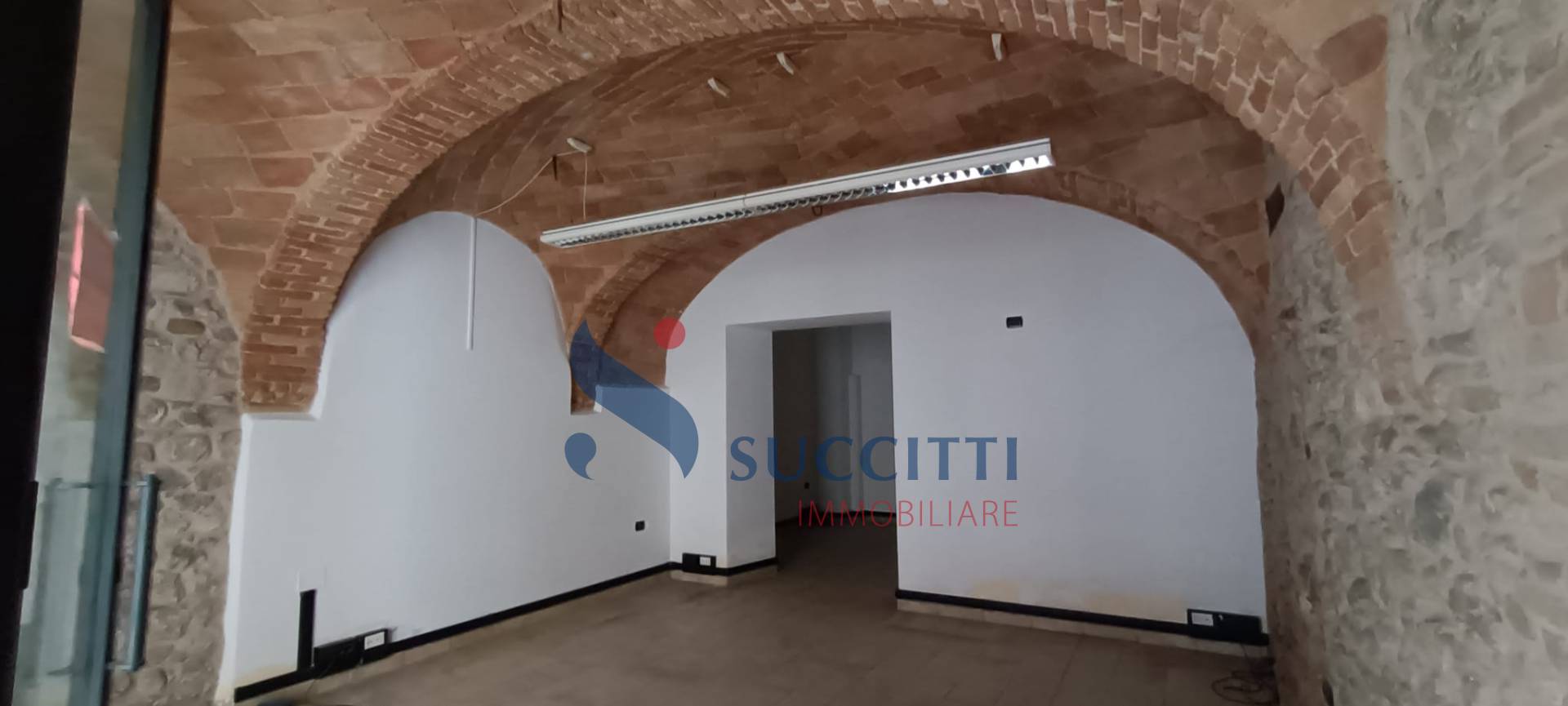 Locale commerciale in vendita a Teramo, Centro