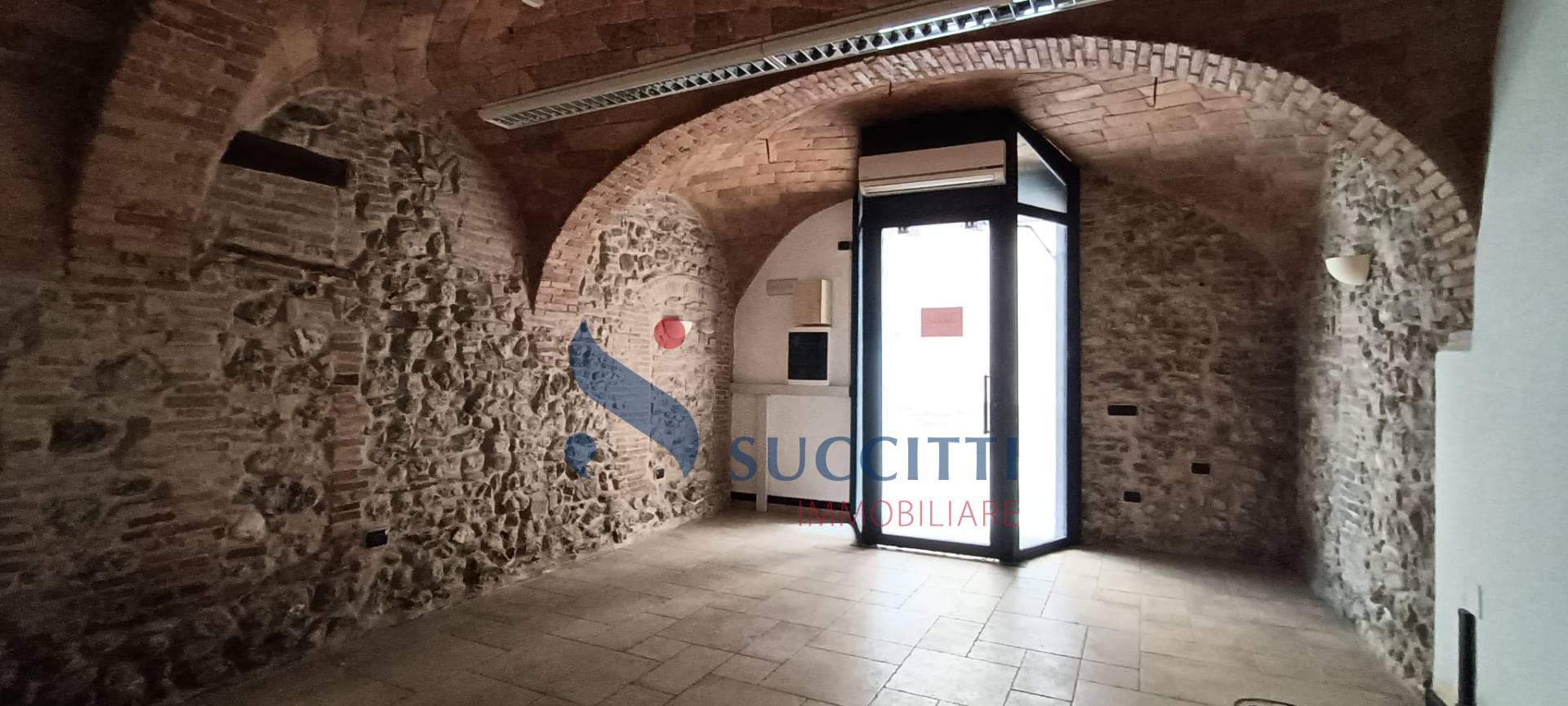 Locale commerciale in vendita a Teramo, Centro