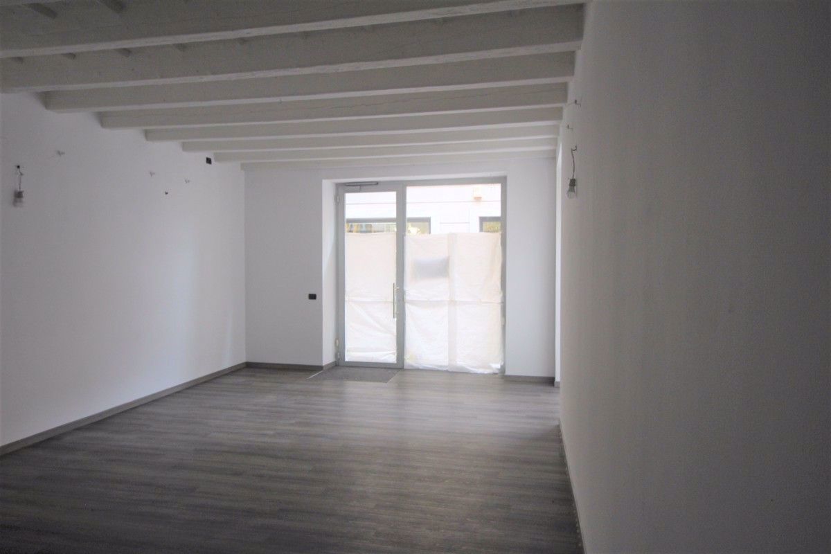 Negozio in affitto a Arona