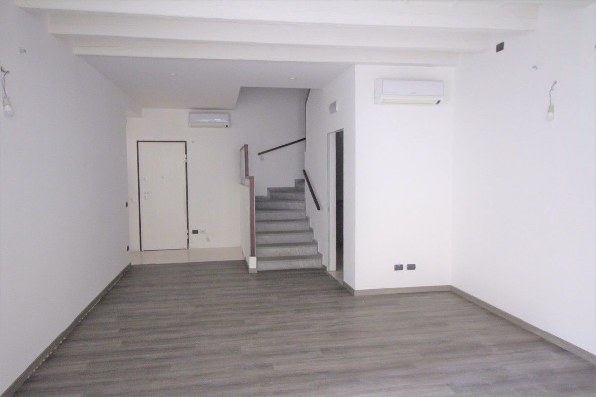 Negozio in affitto a Arona