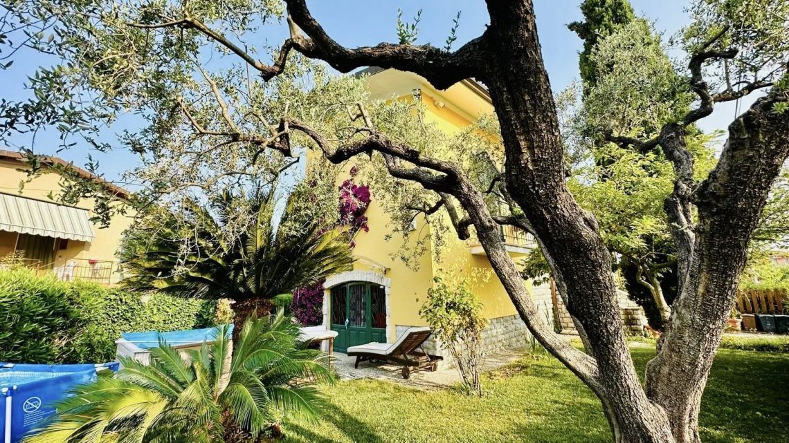 Villa con giardino, Ameglia bocca di magra