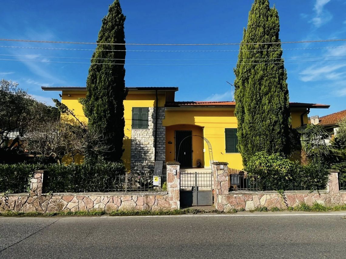 Villa con giardino, Ameglia bocca di magra