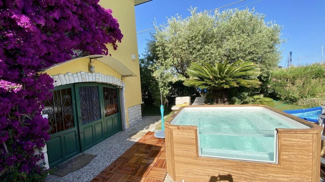 Villa con giardino, Ameglia bocca di magra