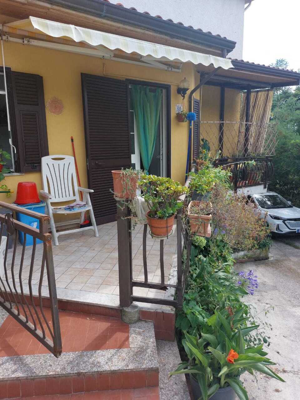 Casa indipendente con terrazzo, Ortonovo nicola