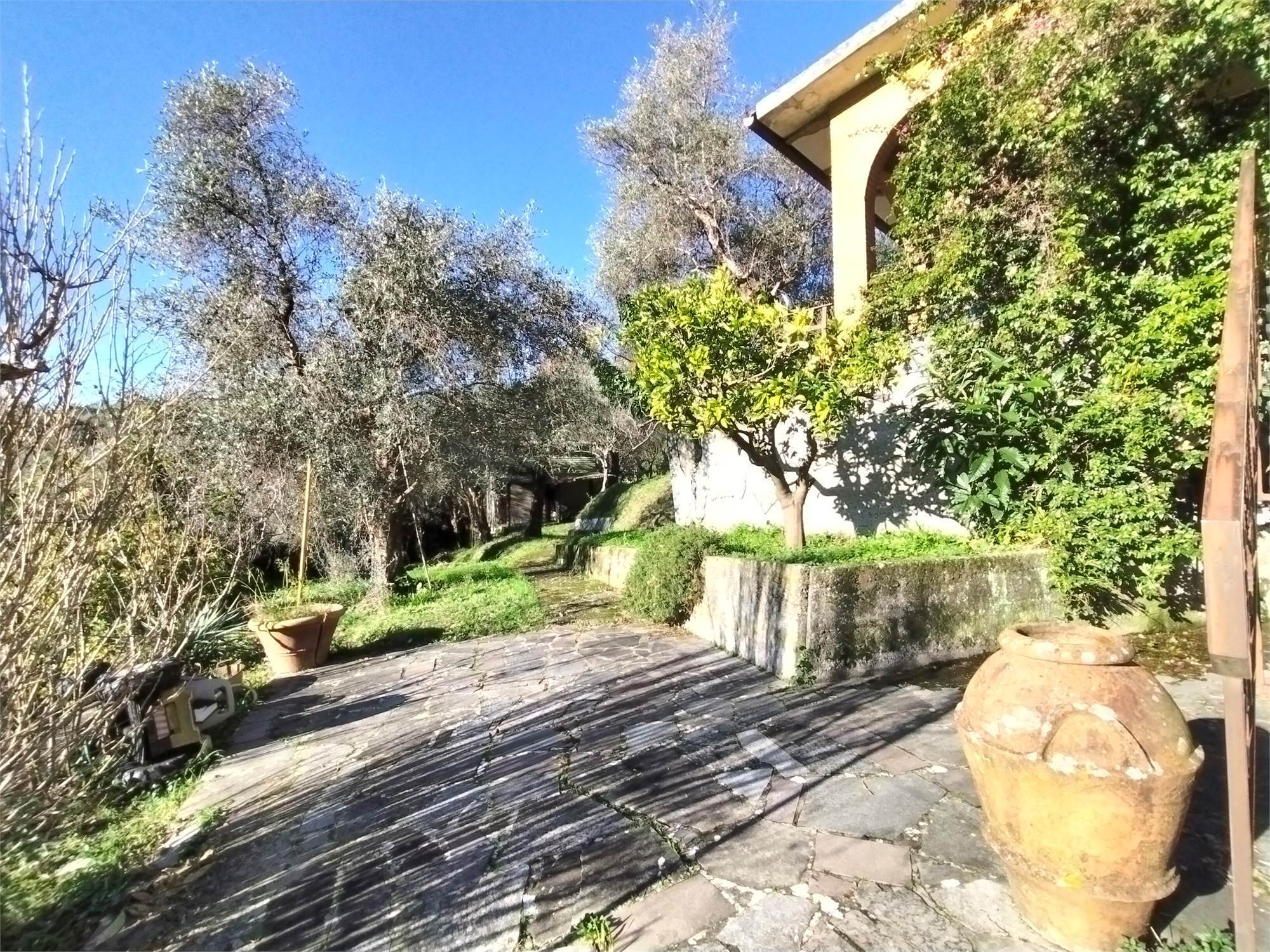 Villa con giardino a Ortonovo