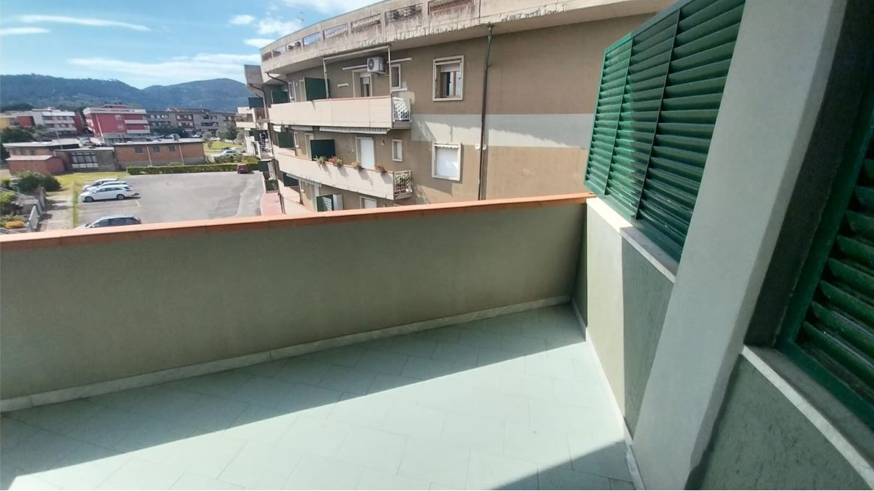 Bilocale con terrazzo, Ortonovo luni mare