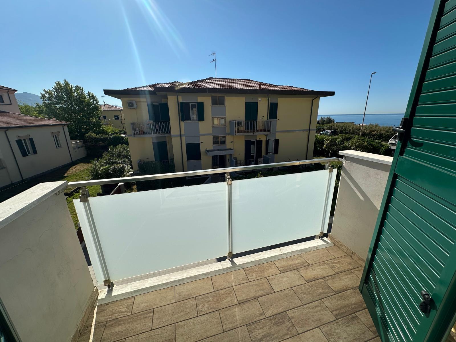 Bilocale vista mare, Carrara marina di
