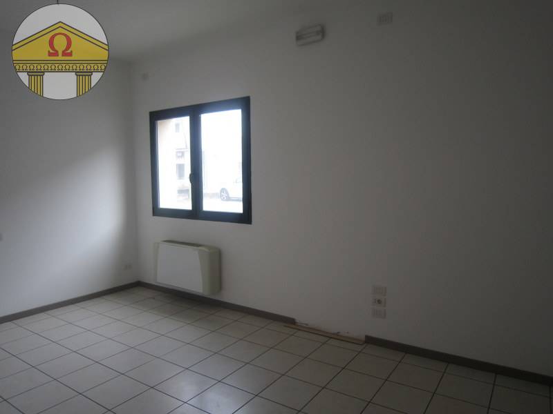 Locale commerciale in affitto a Povegliano, Camal