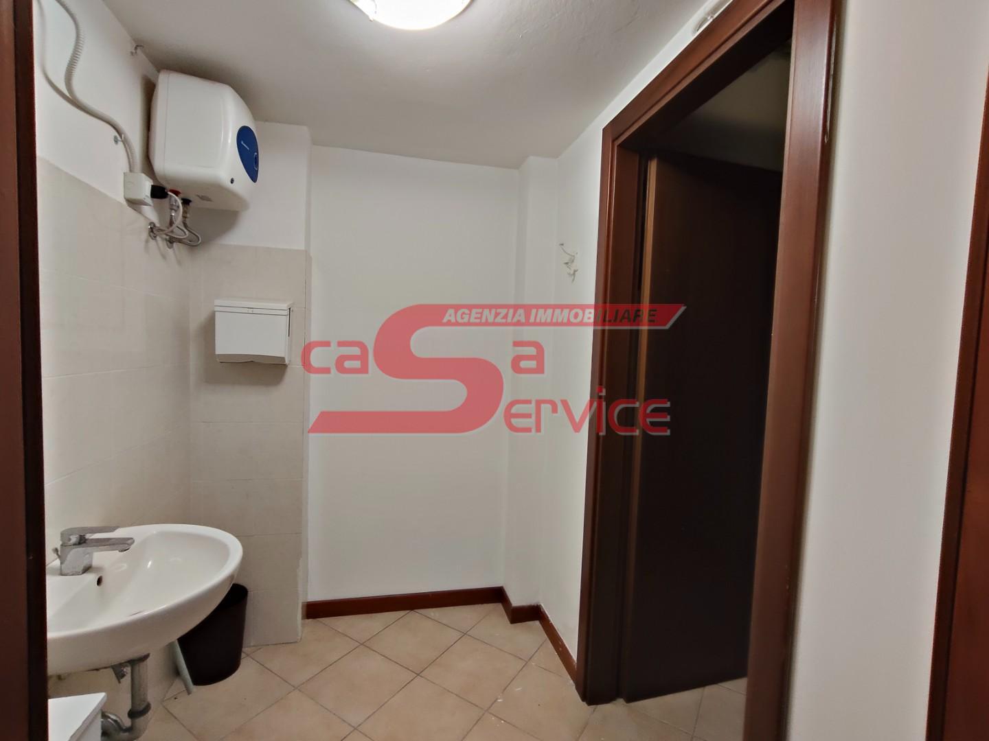Locale commerciale in affitto, Massa e Cozzile traversagna
