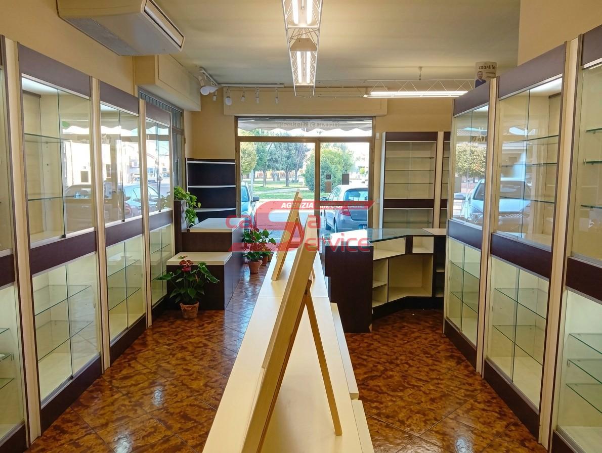 Locale commerciale in vendita, Massa e Cozzile traversagna