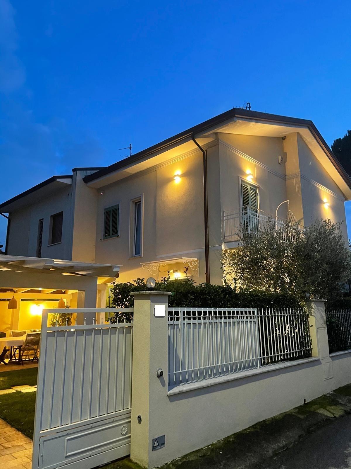 Villa Bifamiliare con giardino, Camaiore lido di