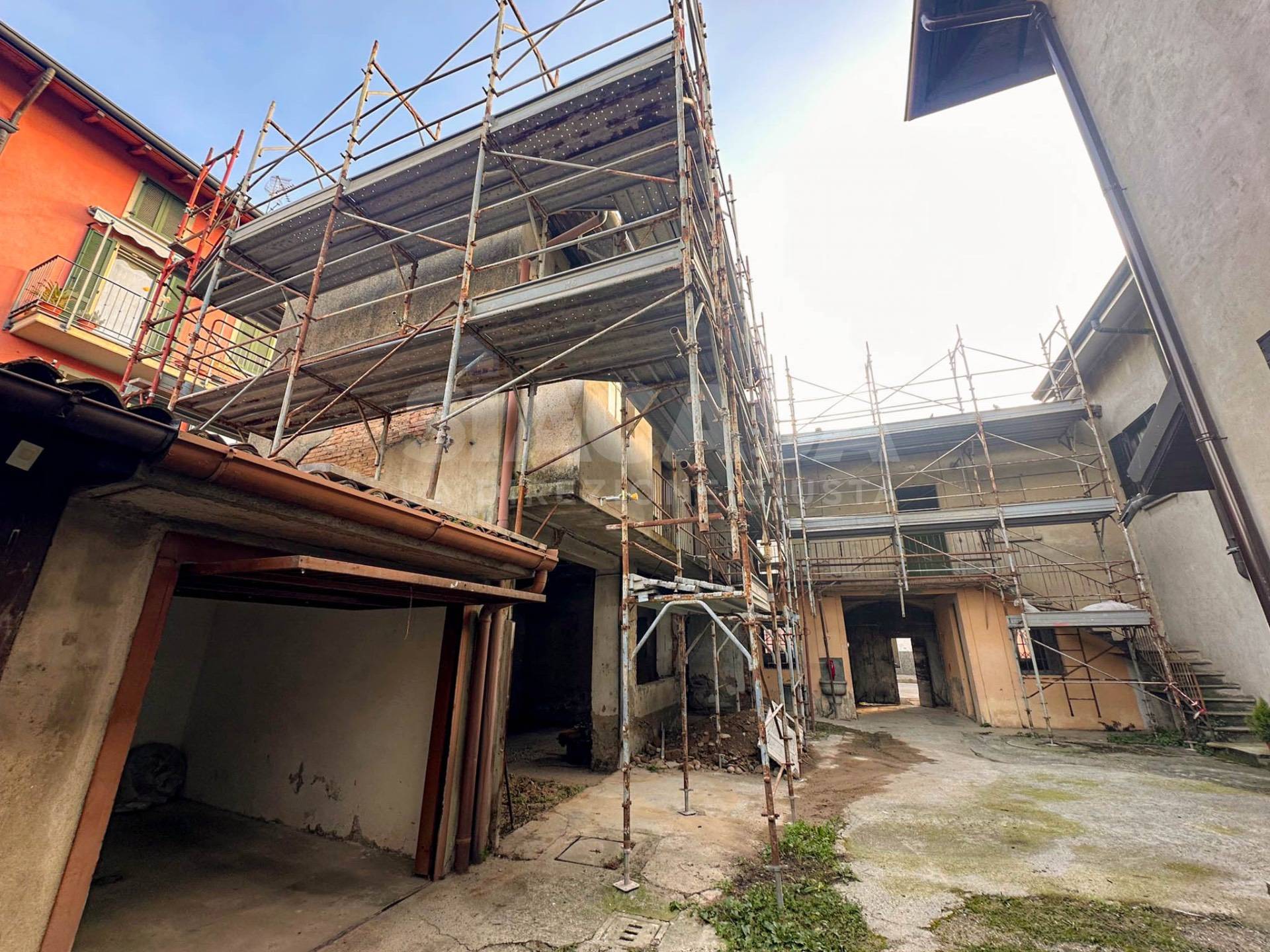 Rustico casale in vendita a Besana in Brianza