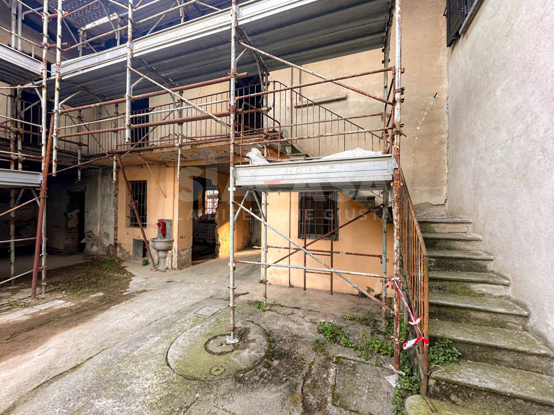 Rustico casale in vendita a Besana in Brianza