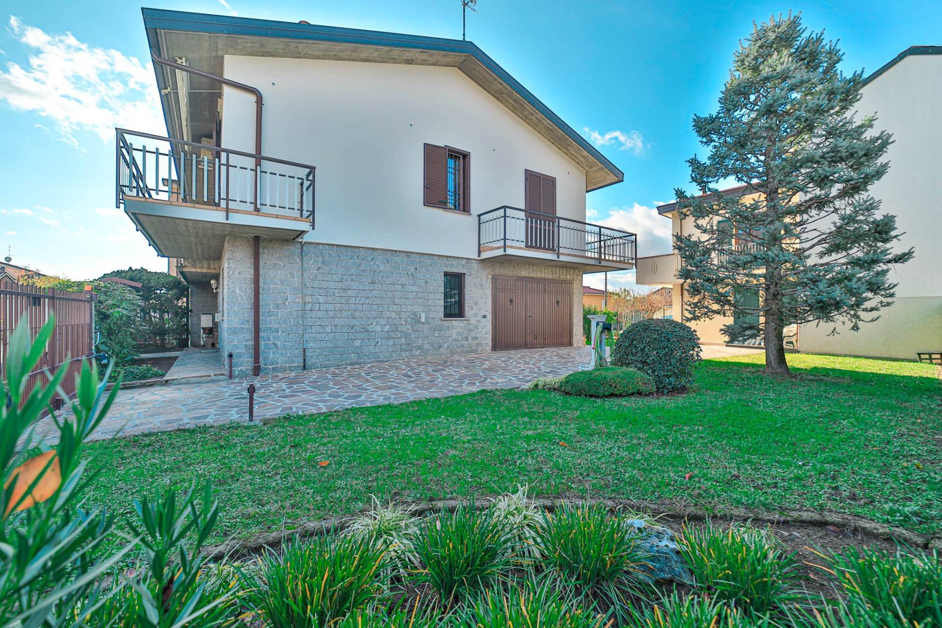 Ville Bifamiliari in vendita a Busnago